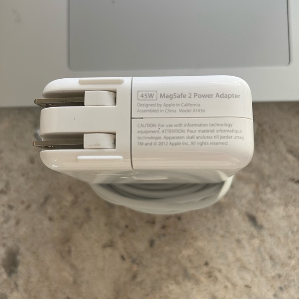 Apple 45W MagSafe 2 power adapter